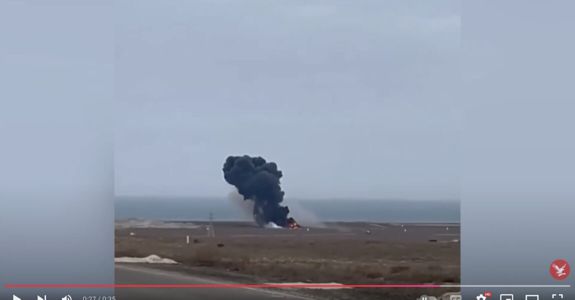 Diese Aufnahme aus einem Video zeigt den Flugzeugabsturz in Kasachstan.