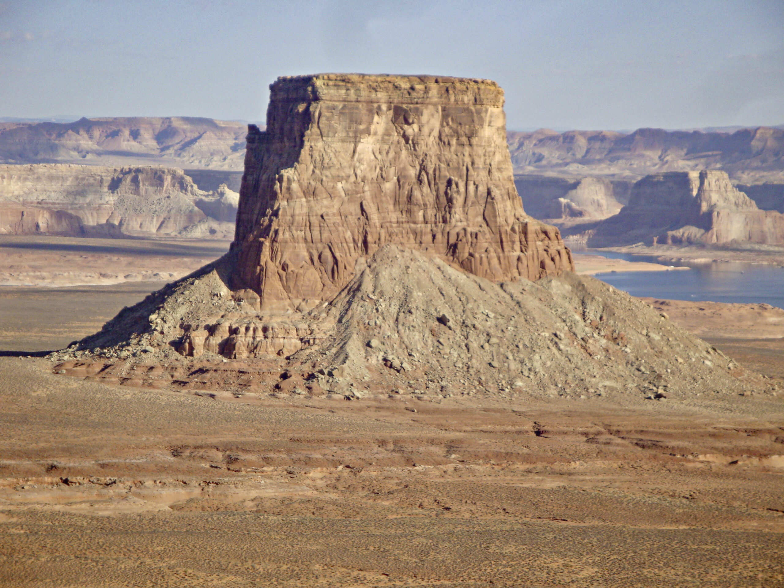 Tower Butte, ein mehr als 300 Meter aufragender Sandsteinfel- sen, ist eines der spektakulärsten Ziele der Papillon-Helikopter.