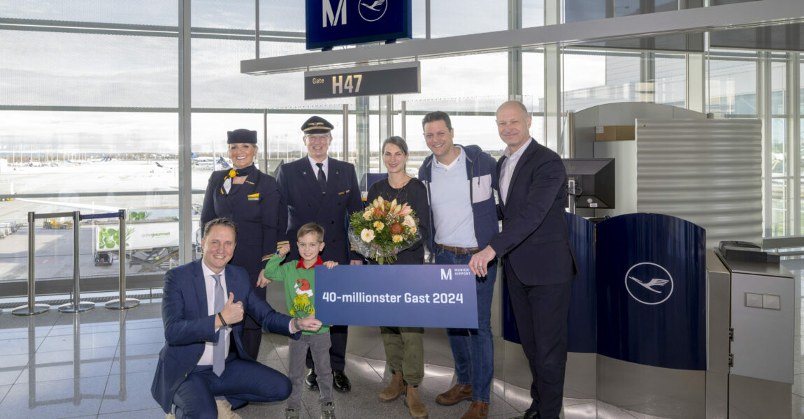 Begrüßung des viermillionsten Fluggasts im Jahr 2024 am Flughafen München durch (l-r): Oliver Dersch, Leiter des Geschäftsbereichs Aviation der Flughafen München GmbH, Kabinenchefin Sandra Hille, Finn Valair, Flugkapitän Rolf Christoph Schwarz, Christine Valair, Jeff Valair und Jost Lammers, Vorsitzender der Geschäftsführung der Flughafen München GmbH.