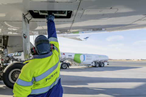 Laut IATA müsse mehr in die Anlagen zur Produktion von SAF investiert werden.