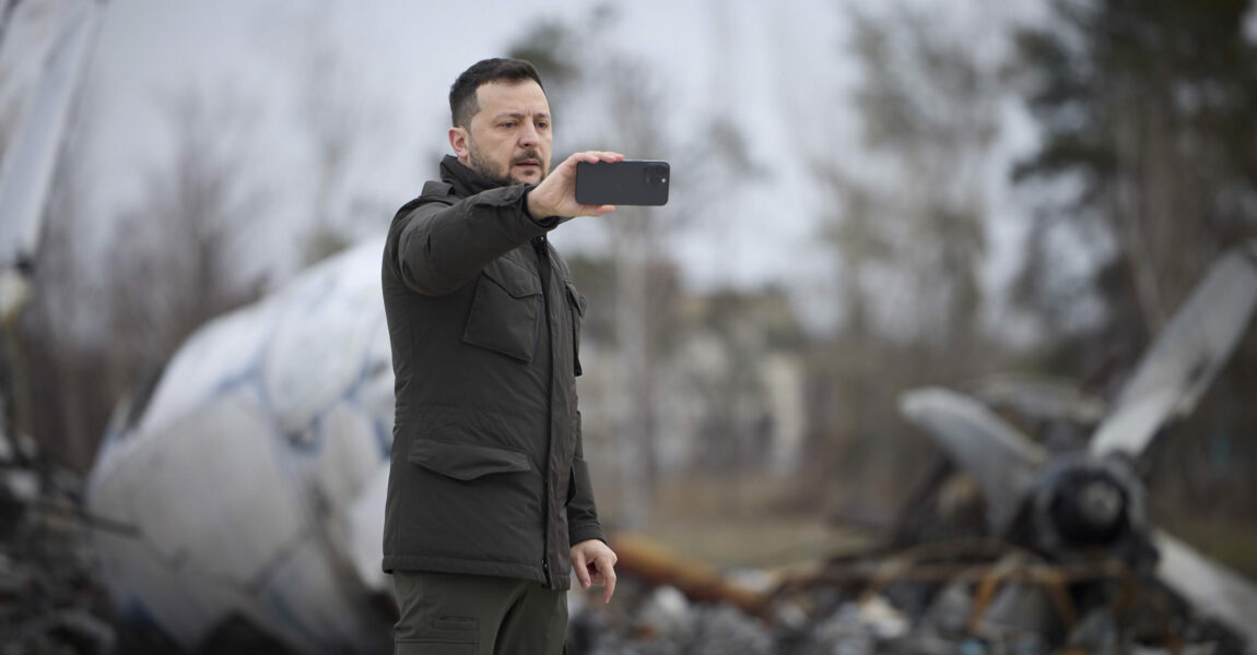 Vor einem Jahr: Der ukrainische Präsident Wolodymyr Selenskyj  vor einem von den russischen Aggressoren zerstörten Flugzeug am Flughafen Kiew-Hostomel. 