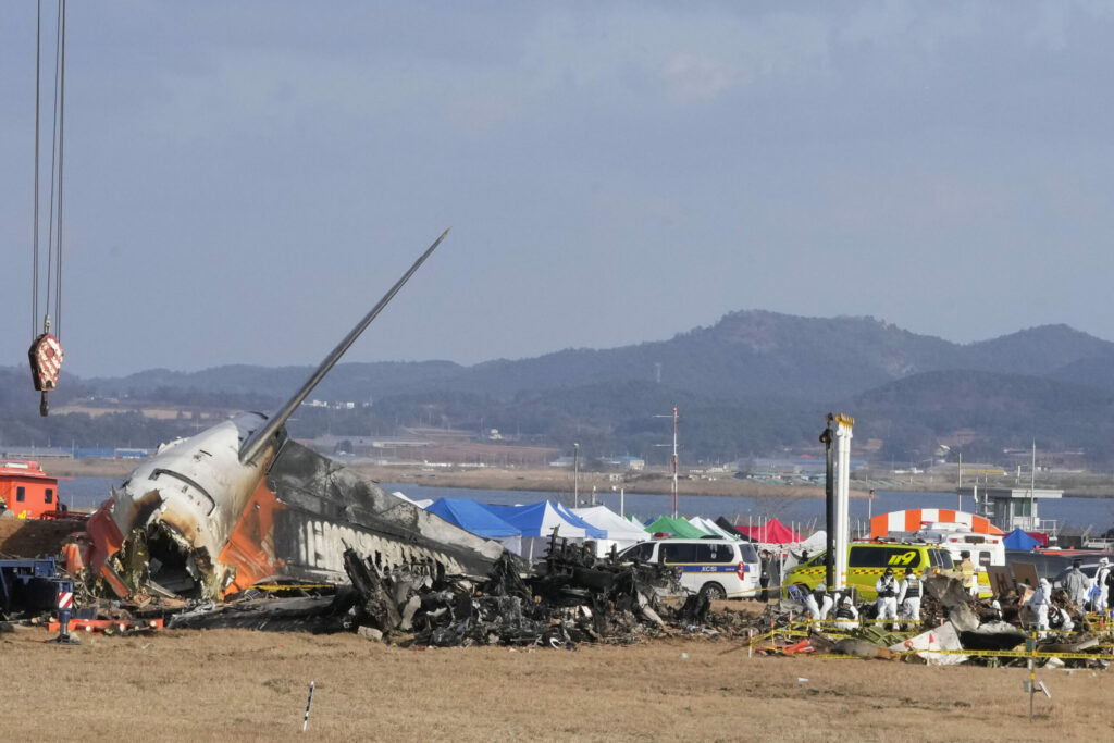 30. Dezember 2024: Mitglieder eines Rettungsteams arbeiten am Brandort des verunglückten Flugzeugs auf dem internationalen Flughafen Muan in Südkorea.