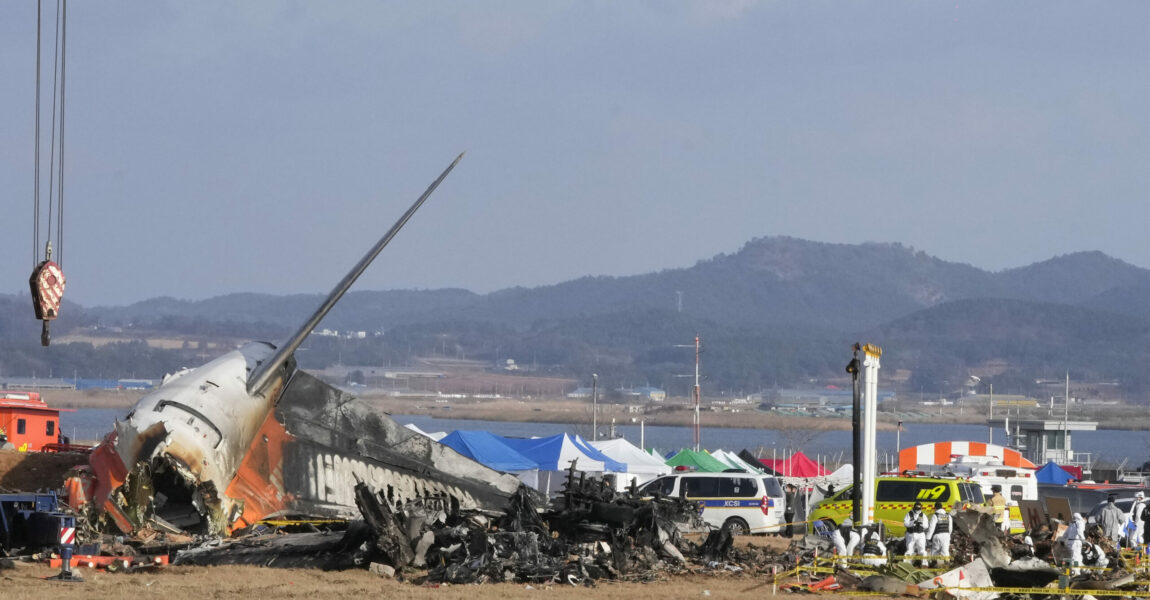 30. Dezember 2024: Mitglieder eines Rettungsteams arbeiten am Brandort des verunglückten Flugzeugs auf dem internationalen Flughafen Muan in Südkorea.