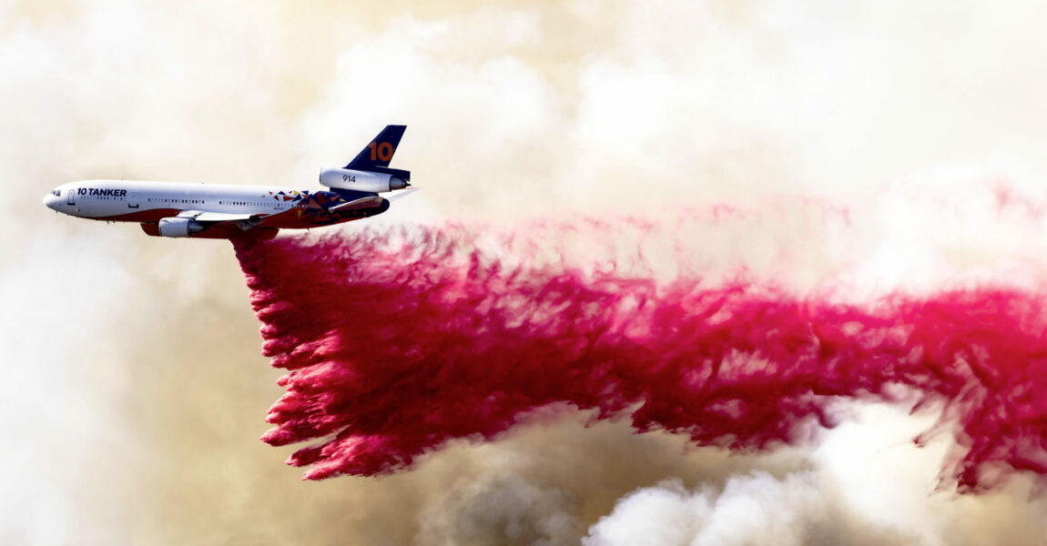 Die vier umgerüsteten DC-10 von „10 Tanker“ kommen landesweit in den USA zum Einsatz. Sie können die 35 600 Liter Löschmittel an Bord binnen vier Sekunden abwerfen.