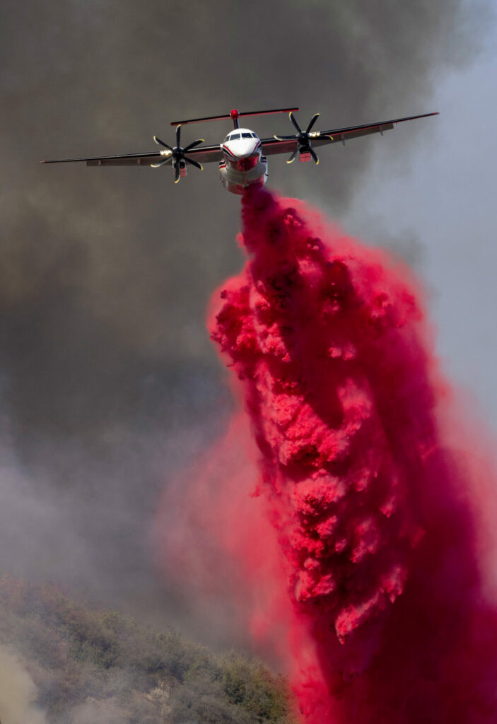 Auch Turboprops wie diese umge- baute Bombar- dier Dash 8 Q400 kämpfen gegen die Flammenhölle an.