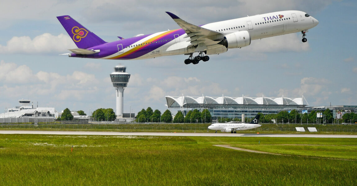 Start einer A350 der Thai Airways am Flughafen München.