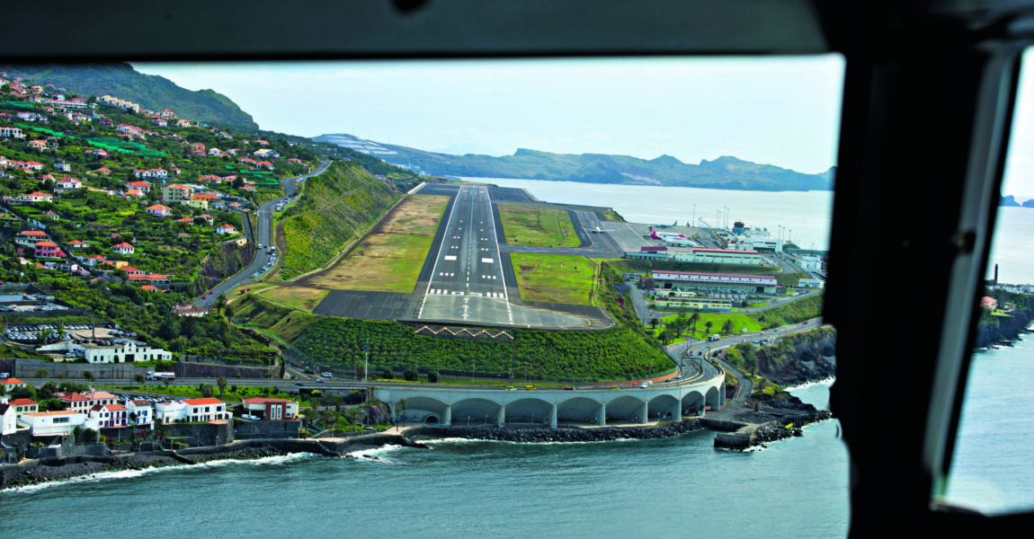 Der Madeira Funchal Airport (FNC) liegt direkt an der Küste und zählt zu den am schwierigsten anzufliegenden Flughäfen.