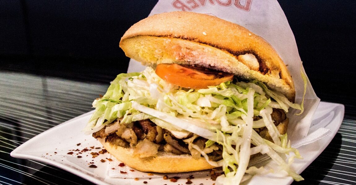 Wer gern Döner isst, kann ihn jetzt auf dem Flug mit Corendon Airlines in die Türkei an Bord bestellen.