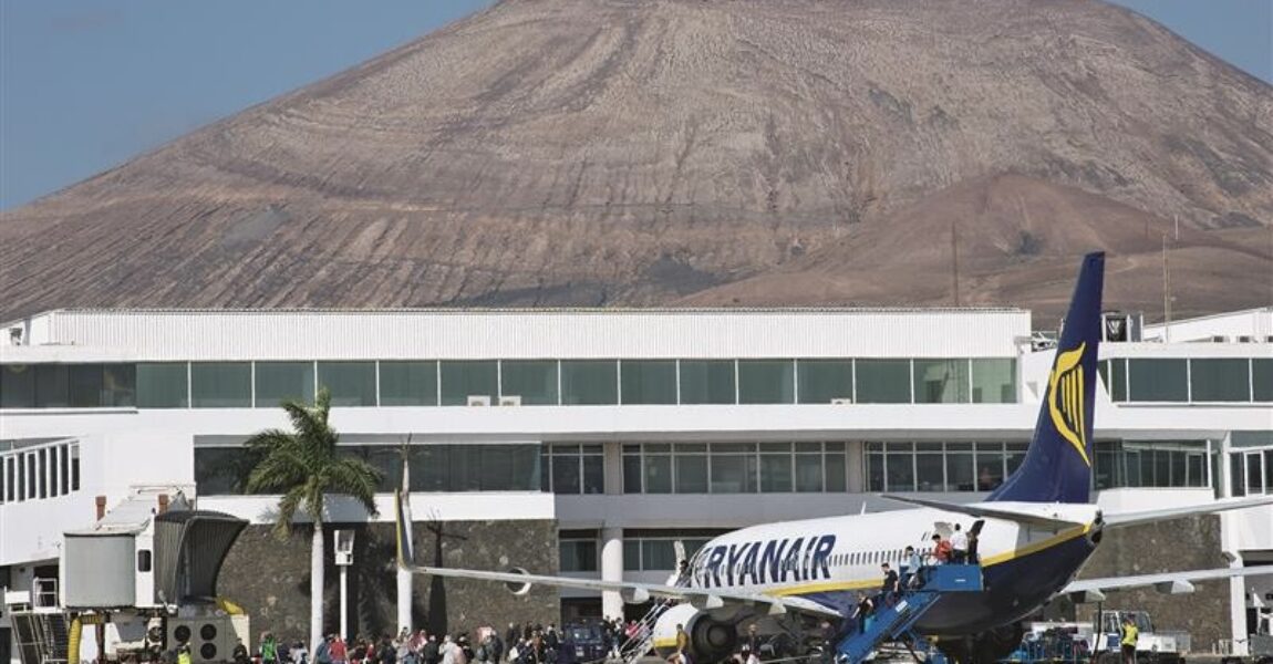 Auch am 9. April 2024 hätten urlaubsreife Fluggäste aus Dublin in Lanzarote von Bord einer Ryanair-737 gehen sollen, doch Flug FR7124 blieb in Porto hängen.