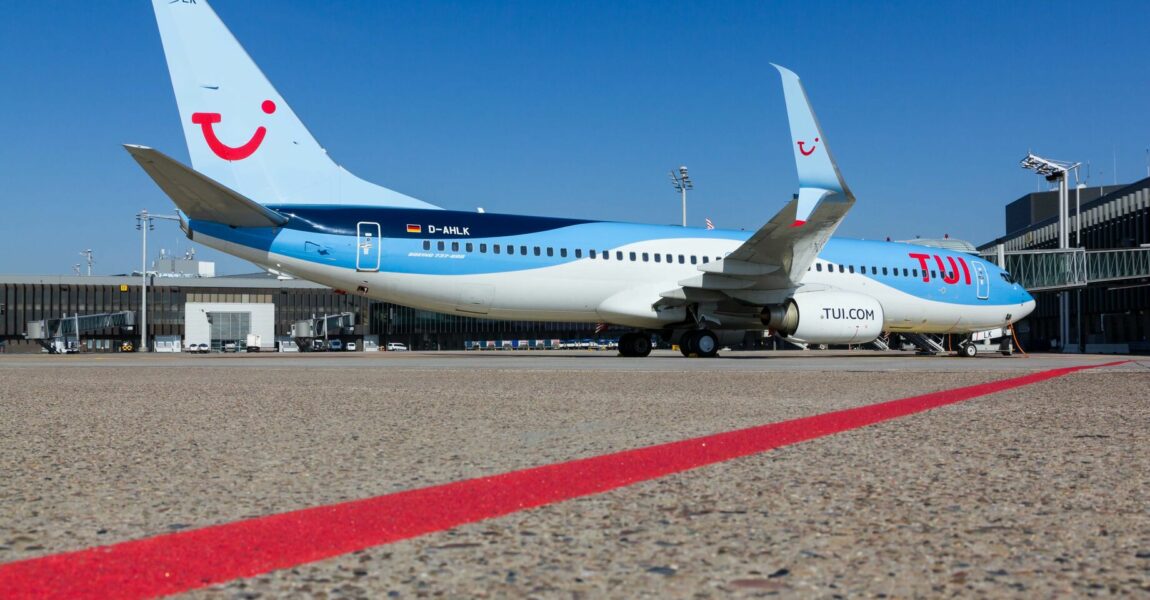 Eine Boeing 737-800 von TUIfly am Heimatflughafen Hannover.