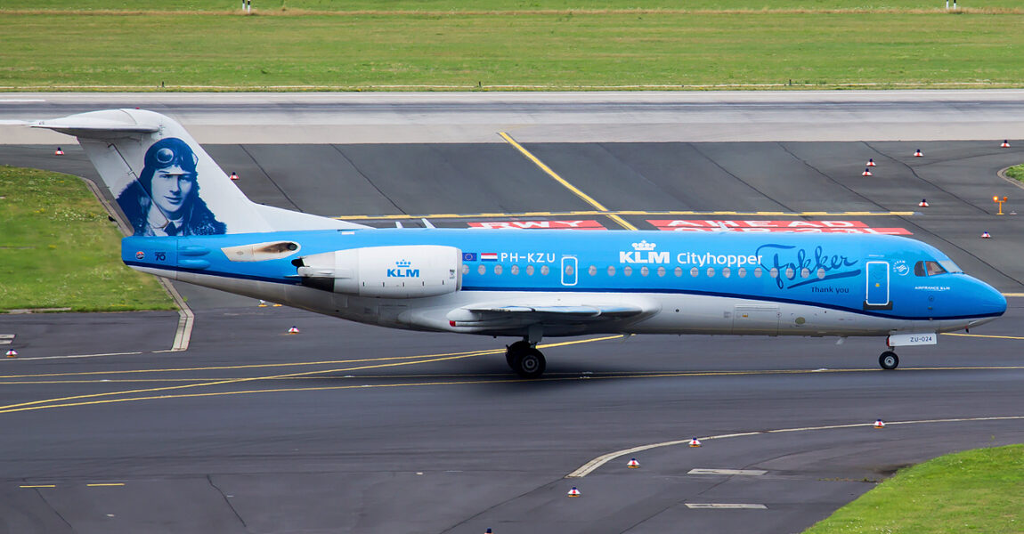 Abschied von einer Ikone: „Thank you Anthony Fokker“ – Eine KLM Fokker 70 im Jahr 2017 auf einer ihrer letzten Reisen, bevor dieser Flugzeugtyp außer Dienst gestellt wurde.